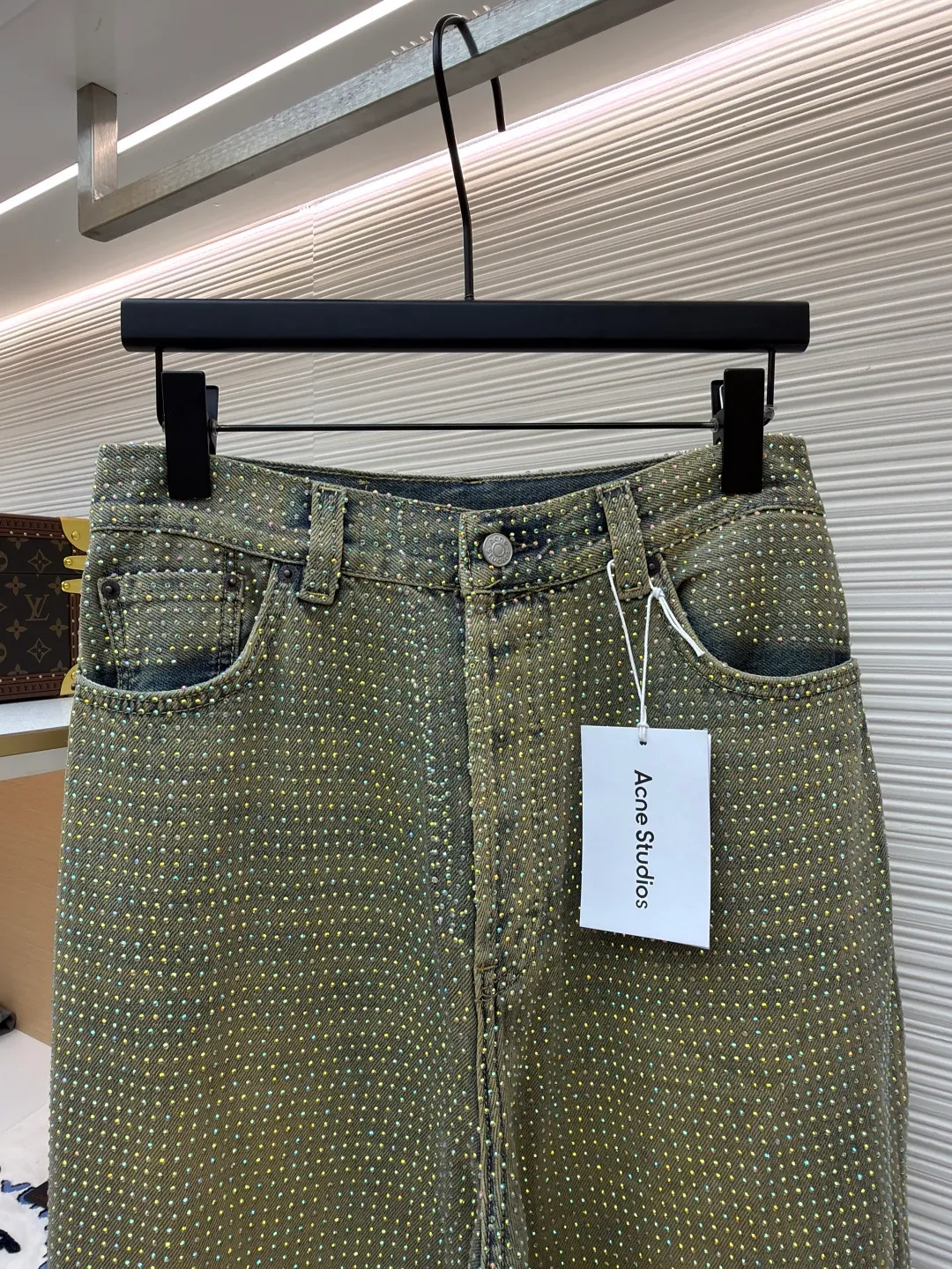 Acne Studios Year of the Snake limited edition full-diamond jeans ●Item number: 1681289-B45 ●Material: denim fabric ●Technology: hot-drilled production ●Color: olive green ●Version: loose fit ●Weight: about 1060 grams ●Size: XS-S-M-L-XL-XXL ●Description: Fabric treatment: Made of denim fabric, after washing process, it presents a unique olive green tone and distressed texture, making the pants more retro style. Cutting and sewing: Cut with a straight version and spliced ​​with a professional sewing machine. Key parts such as the crotch are reinforced with double-thread seams to ensure a solid structure. Diamond jewelry selection: Choose exquisite rhinestones and arrange them through designs to create a full-diamond effect, enhancing the visual magnificence. Fixing process: Using ultrasonic machine high-temperature hot-drilling process, with precise temperature control, the rhinestones are firmly attached to the denim fabric, ensuring that they will not fall off easily after machine washing. The overall wiring is straight and delicate, the fabric is comfortable and soft, and the color is consistent without color difference. It can be matched with the same style to create a fashionable look and control various occasions. Customized accessories, complete with three standards, same style for men and women!